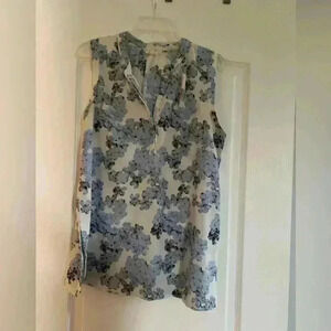 🔥2/40$🔥Beautiful hydrangea sleeveless  top. Back to school